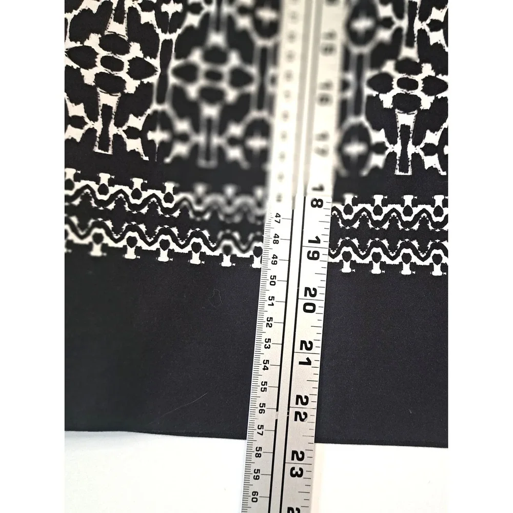 Lot of 2 Van Heusen‎ Studio Pencil Skirts Woman's 8 Geometric / City Zip Cotton